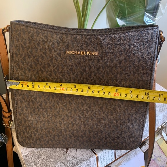 ❌SOLD❌ Michael Kors Cross Body Purse - Picture 13 of 16